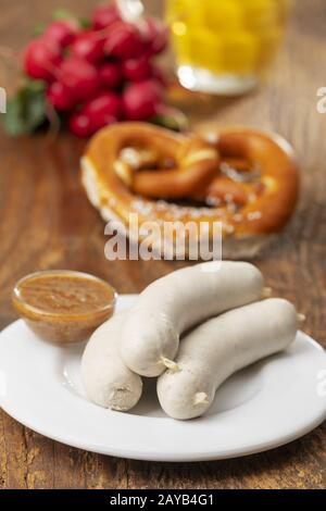 Saucisse de veau bavaroise avec bretzel Banque D'Images