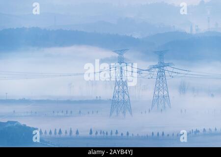 tours de transmission de puissance dans le brouillard du matin Banque D'Images