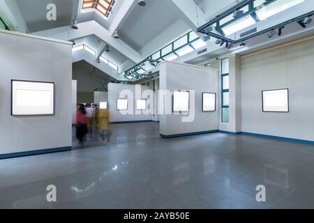 cadres vierges dans la salle d'exposition Banque D'Images