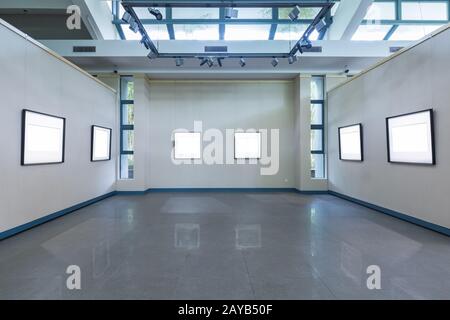 cadres vierges dans la salle d'exposition Banque D'Images