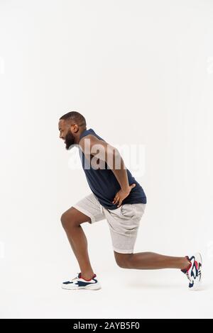 Sport homme africain de l'exercice et s'étend sur fond blanc Banque D'Images