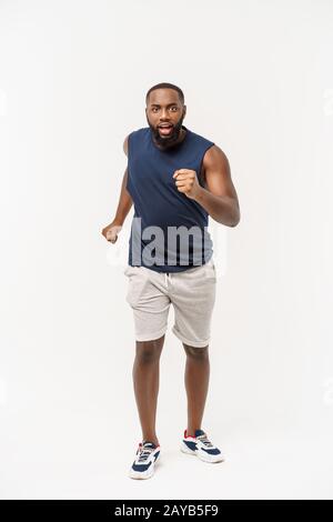 Young African American Sprint athlète isolé sur fond blanc. Banque D'Images