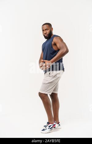 Sport homme africain de l'exercice et s'étend sur fond blanc Banque D'Images