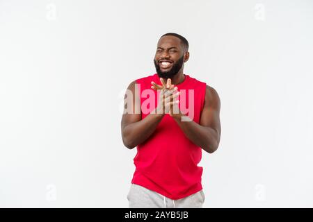 Les jeunes africains fitness homme noir à sport wear cheering insouciante et excité. Concept de la victoire. Banque D'Images