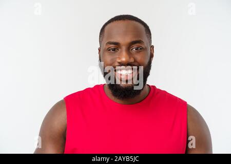 Les jeunes africains fitness homme noir à sport wear cheering insouciante et excité. Concept de la victoire. Banque D'Images