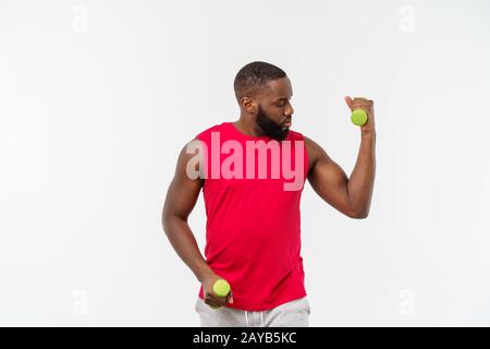 Young African American Athlète Holding Dumbbells levage isolées sur fond blanc. Banque D'Images