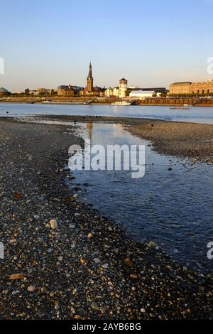 Faible niveau d'eau du Rhin Banque D'Images