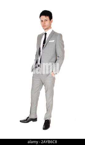 Beau jeune homme debout en costume gris Banque D'Images