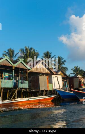Vue sur le village de pêcheurs avec des maisons sur pilotis à l'embouchure de la rivière Noire près de Balikpapan, sur Kalimantan, Indonésie. Banque D'Images