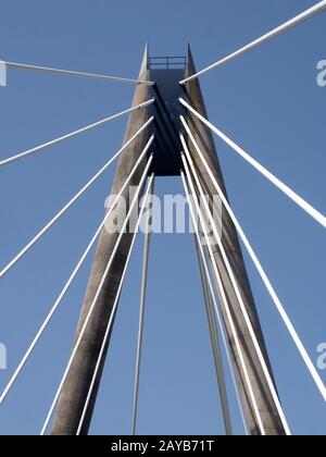 vue sur la tour et les câbles sur le pont de suspension marine way à southport merseyside contre un ciel bleu d'été Banque D'Images