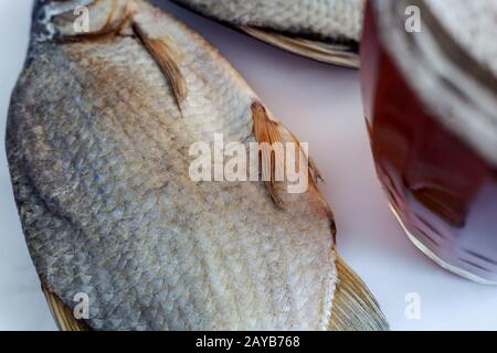 Le poisson séché sur la table et un verre de bière Banque D'Images