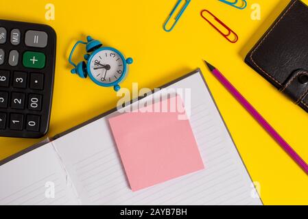 Vue avant ouvert couverture rigide rayée ordinateur portable marqueur crayon surligneur pense-bête clips alarme horloge portable calculatrice wa Banque D'Images