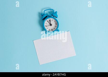 Vintage rétro réveil réveil wakeup carré blanc feuille de papier couleur arrière-plan vide texte événements importants que faire maison Banque D'Images