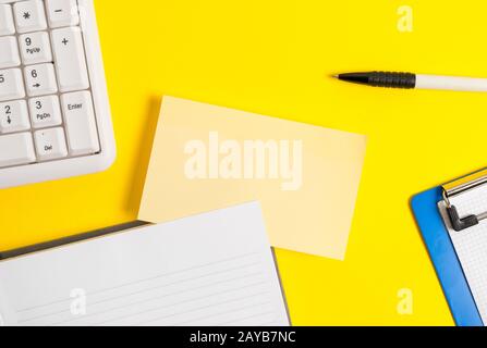 Concept commercial avec des papiers vierges sur la table. Papier orange vide avec espace de copie sur la table jaune. Papier vierge pour me texte Banque D'Images