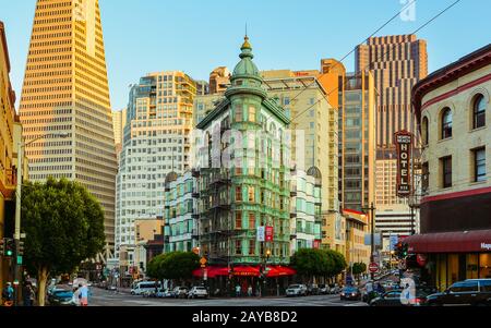 Columbus Tower. La structure de style Flatiron vert cuivre a été achevée en 1907, juste après le tremblement de terre de San Francisco en 1906. Banque D'Images