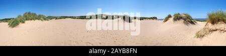 une vue panoramique sur les dunes de sable côtières couvertes d'herbe en face de la mer à formby merseyside sur une journée d'été lumineuse wi Banque D'Images