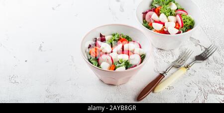 Salade avec tomates cerises, mozzarella et radsh, mélange de laitue Banque D'Images