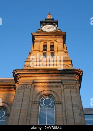 la tour de l'horloge du bâtiment historique victorian atkinson à southport merseyside contre un ciel bleu d'été Banque D'Images