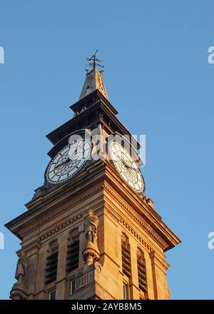 la tour de l'horloge du bâtiment historique victorian atkinson à southport merseyside contre un ciel bleu d'été Banque D'Images