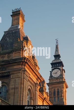 près des fenêtres sur le toit et de la tour de l'horloge du bâtiment historique victorian atkinson à southport merseyside contre un blu Banque D'Images