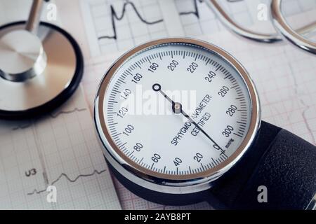 Dispositifs médicaux: Stéthoscope pour l'auscultation de patients et appareils pour la mesure de la pression artérielle. Banque D'Images