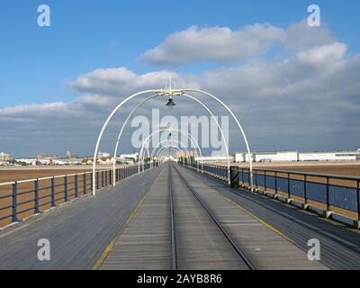 une vue panoramique le long de la jetée de southport merseyside avec la plage à marée basse lors d'une journée d'été lumineuse avec le bu de bord de mer Banque D'Images