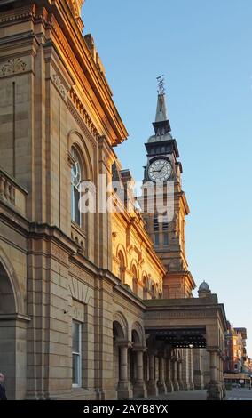 vue latérale sur la façade et la tour de l'horloge du bâtiment historique victorien atkinson à southport merseyside contre une somme bleue Banque D'Images