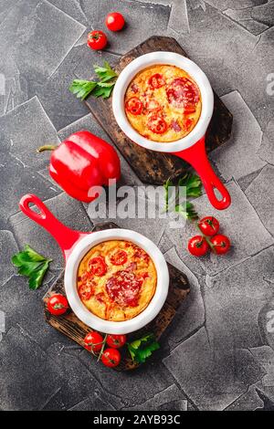 Frittata avec légumes frais et salami Banque D'Images