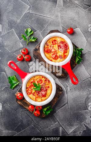 Frittata avec légumes frais et salami Banque D'Images