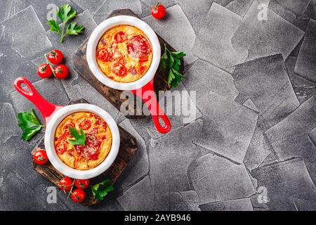 Frittata avec légumes frais et salami Banque D'Images