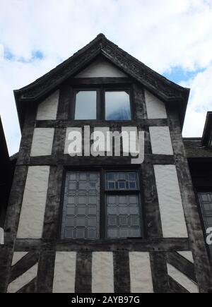 maison britannique de type tudor avec poutres en bois noires et murs en plâtre blanc et fenêtres perlées Banque D'Images