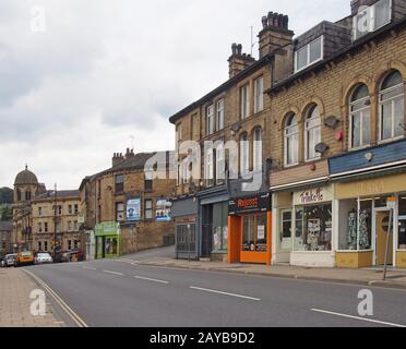 boutiques et bâtiments le long de la rue du quai la route principale qui longe le centre du pont sowerby dans le yorkshire de l'ouest Banque D'Images