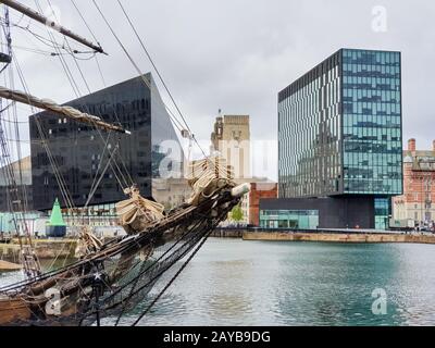 Un navire classique s'oppose au paysage urbain de Liverpool au Liverpool Docks, port de Liverpool, en fin d'après-midi nuageux Banque D'Images