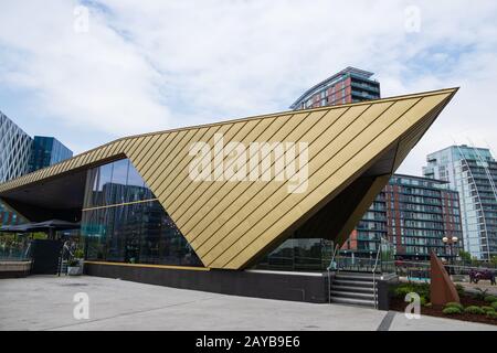 Vue sur les bâtiments architecturaux modernes des quais de Salford sur les rives du canal du navire de Manchester à Salford et Trafford, G Banque D'Images