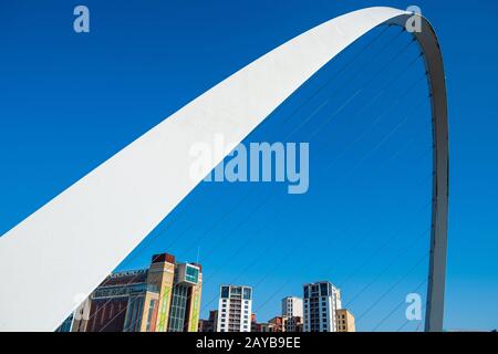 Gateshead Millennium Bridge et le Baltic Center for Contemporary Art . Le pont s'étend sur la rivière Tyne dans le nord-est de l'Angleterre. Banque D'Images