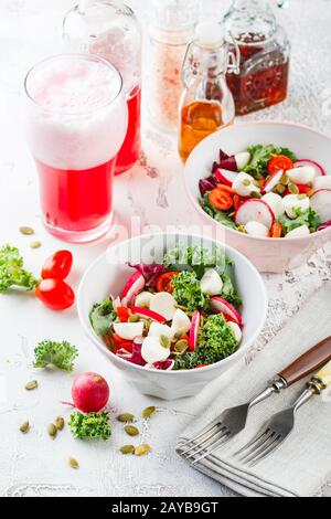 Salade avec tomates cerises, mozzarella et radsh, mélange de laitue Banque D'Images