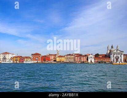 vue panoramique sur venise depuis la mer montrant la zone de salut de zattere avec l'église de santa maria del rosario et le bord de mer Banque D'Images