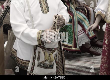 Un homme joue un instrument de musique folk Banque D'Images