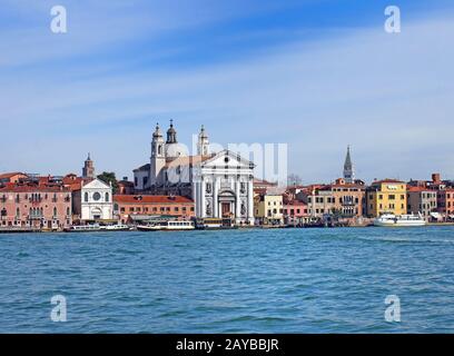 vue sur venise depuis la mer montrant la zone de salut de zattere avec l'église de santa maria del rosario et le site du front de mer Banque D'Images