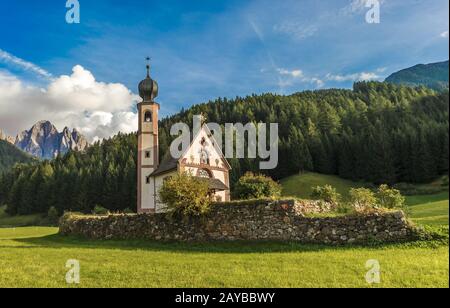 Église Saint-Jean en face de la montagne, vallée de Odle Funes, Dolomites, Italie Banque D'Images