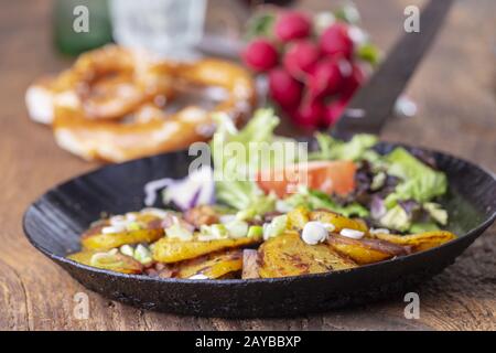 Potatogröstl tyrolien avec oignons Banque D'Images