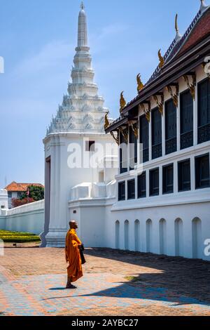 Thaï unique un moine en prière devant le Grand Palais Banque D'Images