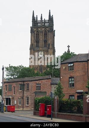 vue sur la voie de la cour haute à leeds avec de vieux bâtiments un pub et le minster Banque D'Images