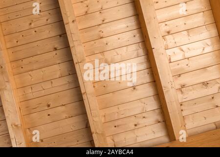 Plafond en bois avec poutres apparentes Banque D'Images