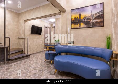 L'Anapa, Russie - le 26 juillet 2019 : vaste hall d'entrée d'un appartement à plusieurs niveaux Banque D'Images