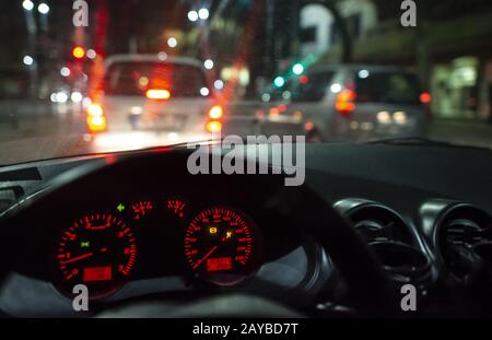 Tableau de bord et fenêtre de voiture la nuit Banque D'Images