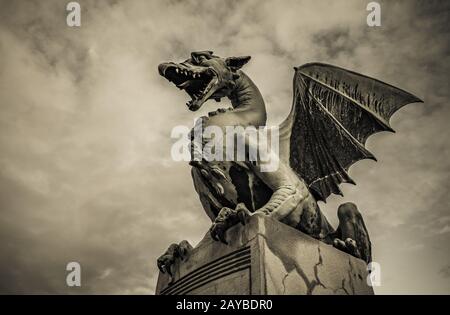 Sculpture de dragon sur le pont du dragon de Ljubljana, Slovénie Banque D'Images