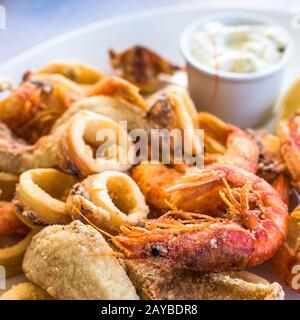 En friture mixte de poissons, crevettes et calmars platter Banque D'Images