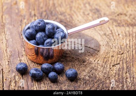 Bleuets en pot sur bois Banque D'Images