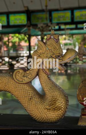 Détail d'une statue de naga sur une clôture d'un des pavillons du Kraton de Yogyakarta (Keraton Ngayogyakarta Hadiningrat), le complexe de palais des Sultans Banque D'Images